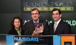 Dr. Mark Bristow (Mitte), CEO von Randgold Resources Limited schmiedet große Pläne