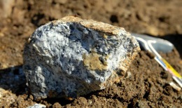 Frisch gebrochenes Karbonatit, vom Blue-River-Projekt der Commerce Resources einer Zimtu-Kernbeteiligung