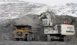 Beladung eines Lkw auf der Kumtor-Mine von Centerra Gold