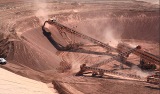 Aufschichtung von Erz in Vorbereitung für die Haufenlaugung auf der Dolores-Mine von Minefinders in Mexiko