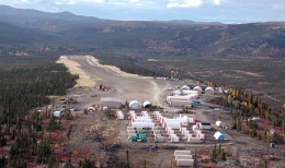 Camp und Landebahn des Donlin-Creek-Projekts; Foto: NovaGold Resources
