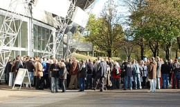 Einlassschlange bei der Edelmetallmesse  2013 in München