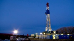 Bohrturm auf den Flächen der Elster Oil & Gas; Foto: Elster Oil & Gas