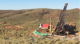 Bohrgerät auf dem Pilgangoora-Projekt; Foto: Pilbara Minerals