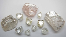 Neueste Diamanten vom Lulo-Projekt; Foto: Lucapa Diamond
