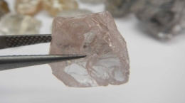 Rosa Diamant aus der Novemberproduktion auf Lulo; Foto: Lucapa Diamond Company