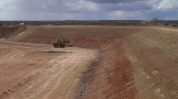 Rückhaltedamm der Abraumflächen der Matilda-Mine; Foto: Blackham Resources